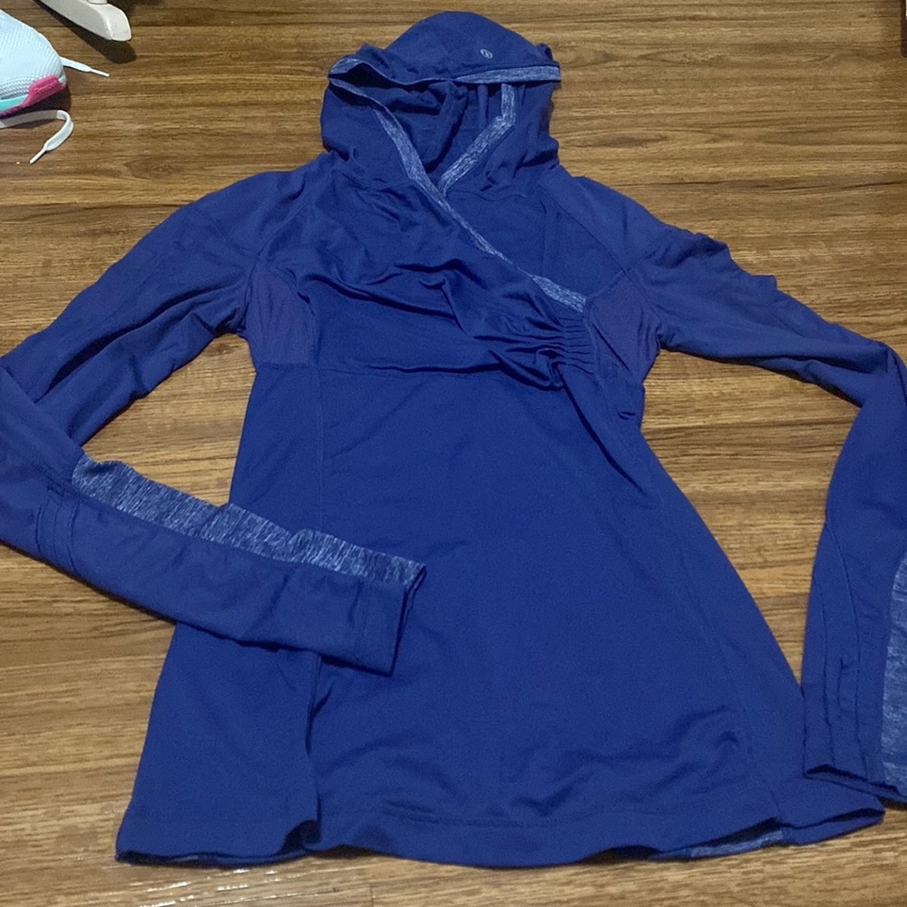 Lululemon light weight pullover jacket with hood